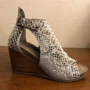 Snake skin wedges size 9